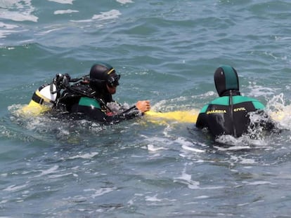 Dos submarinistas buscan a los desaparecidos en el mar. En vídeo: los servicios de Salvamento Marítimo localizan el cuerpo sin vida de la mujer desaparecida tras caer de una patera.