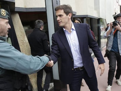 Albert Rivera saluda a un guardia civil tras el mitin que ha ofrecido este sábado en Estella (Navarra). En vídeo, declaraciones de Albert Rivera.