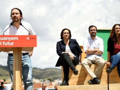 Pablo Iglesias (en primer plano), con Ada Colau (alcaldesa), Alberto Garzón (líder de IU) y Laura Pérez (candidata de Barcelona en Comú), en un mitin en Barcelona. En vídeo, declaraciones de Iglesias.