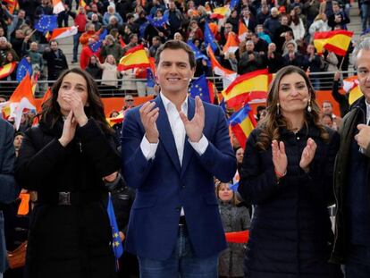 Desde la izquierda, Inés Arrimadas, Albert Rivera, Sara Giménez y Marcos de Quintos, en un acto político en la localidad madrileña de Las Rozas, en abril. En vídeo, declaraciones del líder de Ciudadanos.