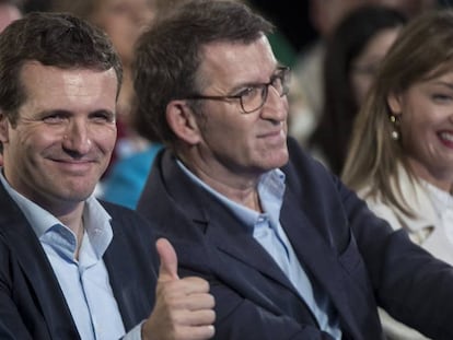 Pablo Casado, junto al presidente de la Xunta, en su mitin de Ribeira. En vídeo, declaraciones de Casado.