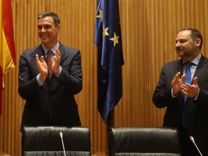 Pedro Sánchez, este martes, junto a Adriana Lastra y José Luis Abalos, antes de la sesión constitutiva de las Cortes. En vídeo, el presidente elogia a Batet y Cruz.