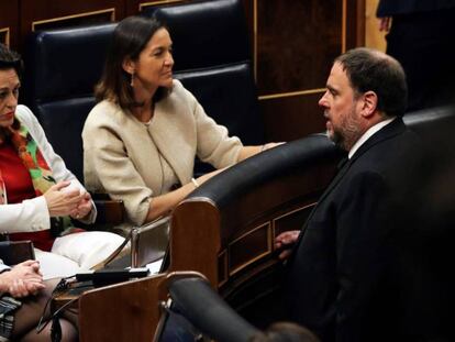Oriol Junqueras, conversa con las ministras en funciones Isabel Celaá, Magdalena Valerio, Reyes Maroto, este martes en el Congreso. En vídeo, más mujeres que nunca en el Congreso.