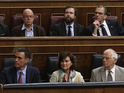Parte de los escaños del Congreso, con Pedro Sánchez en primer término (a la izquierda) y Santiago Abascal detrás de él. En vídeo, Pedro Sánchez saluda a Santiago Abascal.