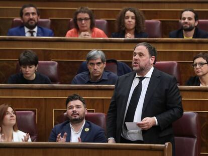 El líder de ERC, Oriol Junqueras, en prisión provisional, promete la Constitución en el inicio de la legislatura. En vídeo, momento en el que Junqueras acata la Carta Magna.