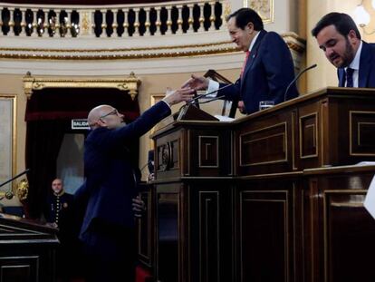 En vídeo, la elección del socialista Manuel Cruz como presidente del Senado.