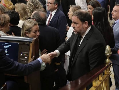 Pedro Sánchez saluda este martes a Oriol Junqueras desde su escaño del Congreso. En vídeo, la conversación entre el líder del PSOE y el de ERC.