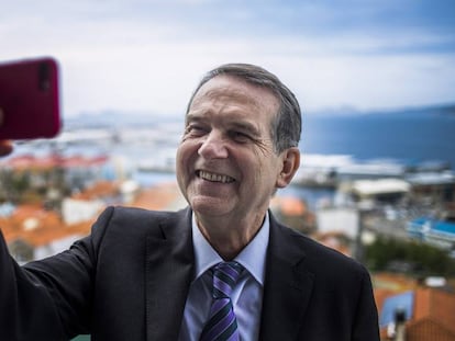 El alcalde y candidato a la reeleccion del Concello de Vigo, Abel Caballero realiza un selfie en la terraza del ayuntamiento de Vigo.