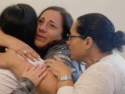 Tanya Ibar (centro), esposa de Pablo Ibar, celebra la sentencia en Fort Lauderdale, Florida. En vídeo, las claves de su caso. En vídeo, Pablo Ibar, 25 años esquivando la pena de muerte.