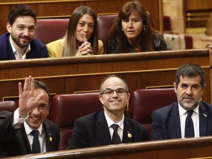 Foto: Josep Rull, Jordi Turull y Jordi Sànchez sentados en el Congreso de los Diputados. Vídeo: declaración de las funcionarias de Hacienda en el Supremo.