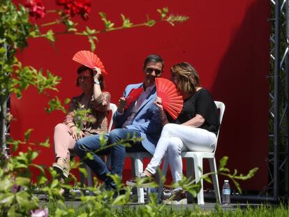 Pedro Sánchez, entre Carmen Calvo y Susana Díaz, en un mitin en un patio típico cordobés.