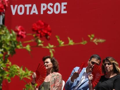 De izquierda a derecha, Carmen Calvo, Pedro Sánchez y Susana Díaz, e un mitin en un patio típico cordobés. En vídeo, declaraciones del presidente del Gobierno en el acto.
