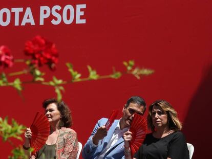 De izquierda a derecha, Carmen Calvo, Pedro Sánchez y Susana Díaz, e un mitin en un patio típico cordobés. En vídeo, declaraciones del presidente del Gobierno en el acto.