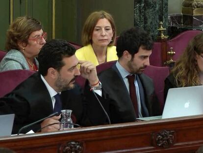 El abogado de la ex consejera Dolors Bassa, Mariano Bergés (izqda.), durante la sesión celebrada este miércoles. En vídeo, declaraciones durante el juicio.