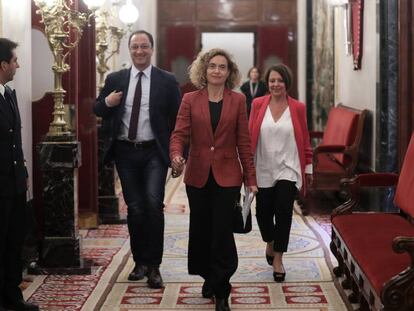 Meritxell Batet (en el centro), al termino de la reunión, con los también socialistas Alfonso Rodríguez Gómez de Celis y Sofia Hernanz. En vídeo, declaraciones de Meritxell Batet, tras la reunión de La Mesa del Congreso.