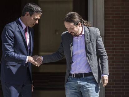 Pedro Sánchez y Pablo Iglesias en el palacio de La Moncloa. En vídeo, declaraciones del secretario general de Podemos.