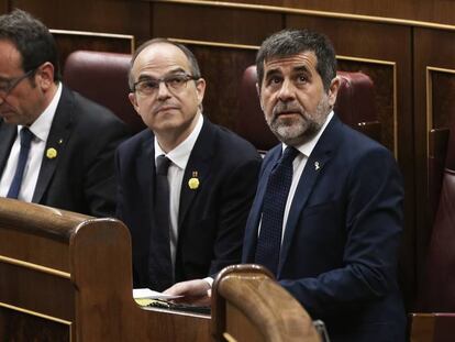 Desde la derecha: Jordi Sànchez, Jordi Turull y Josep Rull, durante la primera sesión en el Congreso el pasado martes. En vídeo, Meritxell Batet.