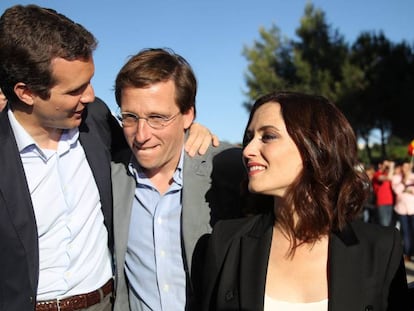 Desde la izquierda, Pablo Casado, José Luis Martínez Almeida e Isabel Díaz Ayuso, en el cierre de campaña del PP en Madrid. En vídeo, las frases más polémicas de la candidata a la Comunidad.