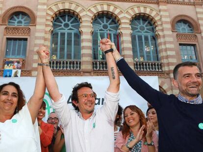 Desde la izquierda: la portavoz de Adelante Andalucía, Ángela Aguilera, el alcalde de Cádiz y candidato de Adelante Cádiz, José María González, 'Kichi', y el coordinador de IU Andalucía, Antonio Maíllo.