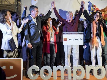 Joan Ribó, en el centro, acompañado anoche de los dirigentes de Compromís.