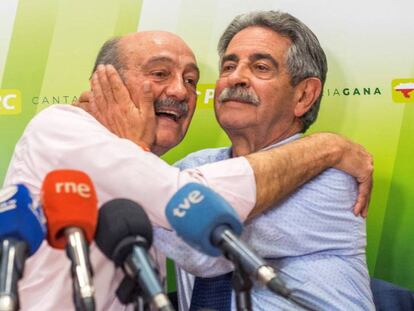 El diputado del Partido Regionalista de Cantabria (PRC), José María Mazón (izquierda), se abraza al secretario general de la formación, Miguel Ángel Revilla. En vídeo, declaraciones del presidente de Cantabria.