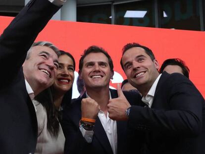Begoña Villacis, candidata de Ciudadanos a la alcaldia de Madrid; Ignacio Aguado, candidato a la Comunidad; y Albert Rivera con el resto del equipo celebran los resultados de las Elecciones Municipales y Autonómicas.