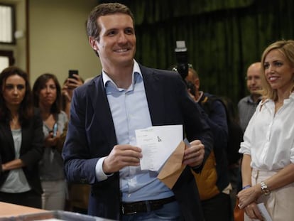 El líder del PP, Pablo Casado, vota este domingo en un colegio de Madrid.