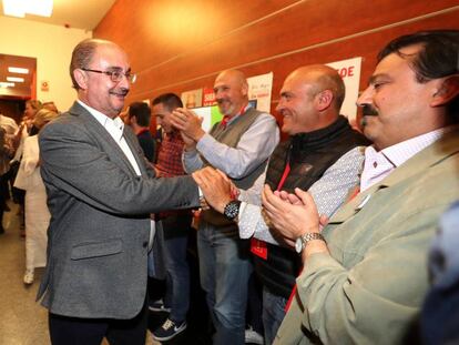 El candidato del PSOE, Javier Lambán (en el centro), este domingo tras conocer los resultados. En vídeo, escenario incierto en comunidades como Aragón.