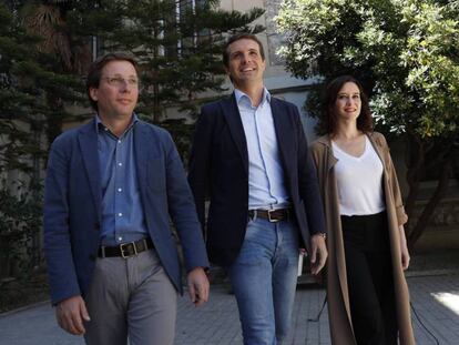 Desde la izquierda, Jose Luis Martínez Almeida, Pablo Casado e Isabel Díaz Ayuso, este domingo en un colegio electoral de Madrid.