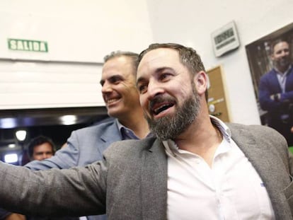 El presidente de VOX, Santiago Abascal, y el candidato a la alcaldía de Madrid, Javier Ortega Smith, este domingo. En vídeo, declaraciones de Espinosa de los Monteros.