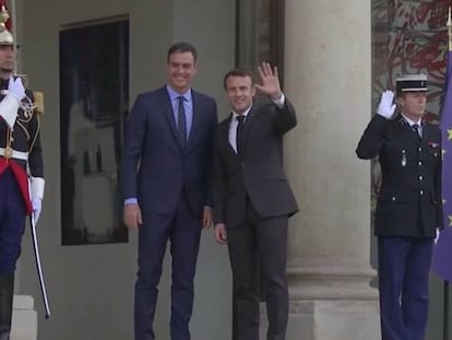 El presidente en funciones del Gobierno de España, Pedro Sánchez (camisa azul), y el presidente francés, Emmanuel Macron, este lunes en el palacio de Elíseo. En vídeo, así ha recibido Macron a Sánchez en el Eliseo.