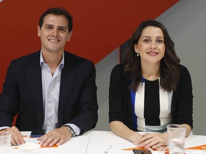 Albert Rivera e Inés Arrimadas, este lunes, en la sede madrileña de Ciudadanos. En vídeo, declaraciones de Arrimadas.