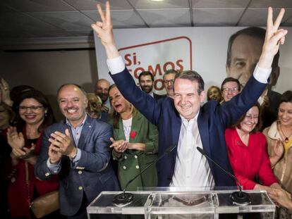 Abel Caballero, candidato a la alcaldía de Vigo, celebra su victoria este domingo.