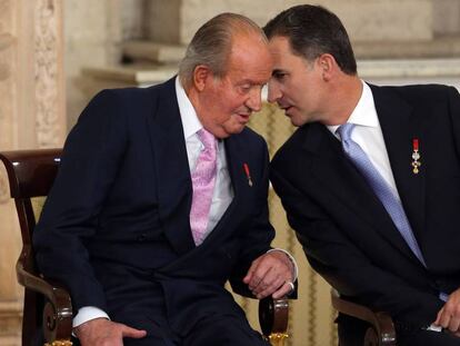 Juan Carlos I y Felipe VI, en el acto de abdicación en 2013. En vídeo, el rey Juan Carlos se retira de la vida pública.