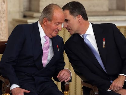 Juan Carlos I y Felipe VI, en el acto de abdicación en 2013. En vídeo, el rey Juan Carlos se retira de la vida pública.