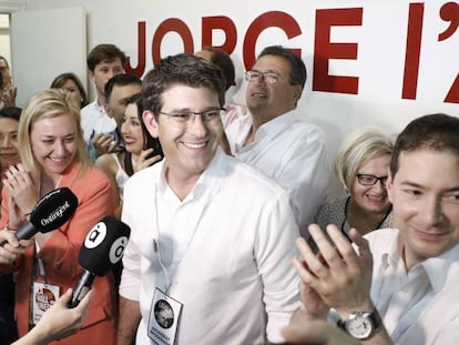 El exsocialista Jorge Rodríguez, ganador de las elecciones en Ontinyent. En vídeo: el azar escogerá al alcalde de Tolox.