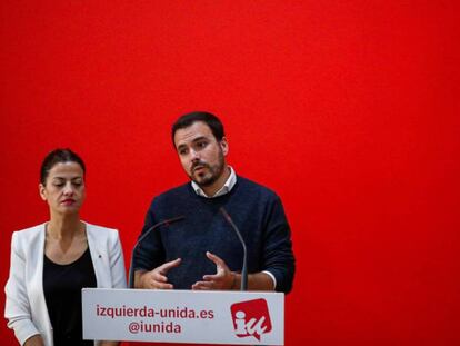 El coordinador federal de Izquierda Unida, Alberto Garzón, con la eurodiputada electa, Sira Rego, en Madrid.