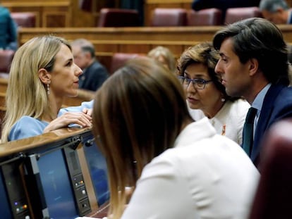 La diputada Cayetana Álvarez de Toledo habla en el hemiciclo con el parlamentario Pablo Montesinos. En vídeo, sus frases más polémicas.