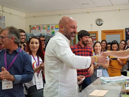 El candidato de Unidas Podemos a la presidencia de Castilla-La Mancha, José García Molina, ejerciendo su derecho al voto en Talavera de la Reina. En vídeo, dimite en bloque la dirección del partido local.