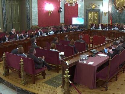 Vista general de la sala del juicio del 'procés' este miércoles. En vídeo, una de las grabaciones expuestas por la defensa, en San Acisclo de Vallalta, Barcelona.