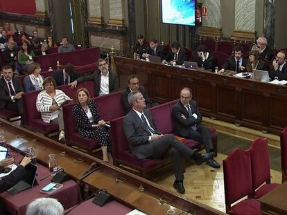 Los acusados por el 'procés' y sus abogados, este miércoles en un momento del juicio en el Supremo. En vídeo, algunos de los vídeos presentados por la Fiscalía.