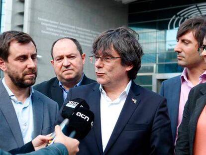 En foto: Toni Comín (a la izquierda) y Carles Puigdemont (en el centro), a las puertas de la Eurocámara, este miércoles. En vídeo: declaraciones del expresidente de la Generalitat, Carles Puigdemont.