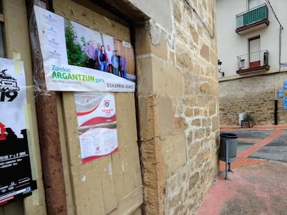 Dos vecinos pasan junto al cartel de EH Bildu en el que agradecen a los vecinos la victoria electoral. En vídeo, declaraciones del candidato a la alcaldía del pueblo por EH Bildu, Pablo Ortiz de Latierro.