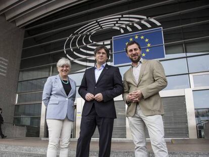 Clara Ponsatí, Carles Puigdemont y Toni Comín ante el Parlamento Europeo, el domingo. En vídeo, declaraciones de Puigdemont.