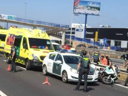 Varios policías acordonan la zona en la que este jueves tuvo un accidente un Guardia Civil durante una persecución en Cádiz. En vídeo, los detalles del siniestro.