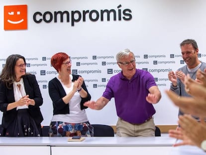 Oltra, a la izquierda, y Ribó, en el centro, en la sede de Compromís, el 27 de mayo. En vídeo, el candidato de Compromís a la alcaldía celebrando los resultados electorales.