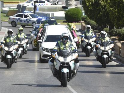 Unas 200 personas se han concentrado este viernes en la puerta del Ayuntamiento de Algeciras (Cádiz) para expresar su rechazo por la muerte del agente de la Guardia Civil. En vídeo, muere un Guardia Civil tras una persecución a unos narcotraficantes.