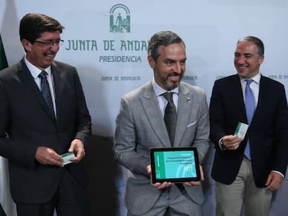 El consejero de Hacienda, Juan Bravo, durante la presentación de los presupuestos andaluces entre el vicepresidente, Juan Marín, y el consejero de Presidencia, Elías Bendodo. En vídeo, declaraciones de Bendodo.