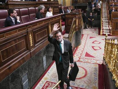 Despedida de Rajoy, tras perder la votación de la moción de censura hace un año. En vídeo, así fue la votación de la moción de censura que convirtió a Pedro Sánchez en presidente del Gobierno.