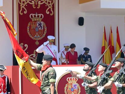 El rey Felipe VI y la reina Letizia, este sábado, durante el desfile del Día de las Fuerzas Armadas.
